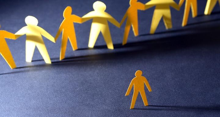 Paper chain of people facing single paper person
